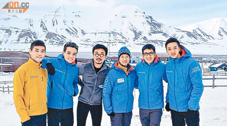 康宏主席王利民（左三）一行八人喺冰天雪地嘅環境中完成賽事。