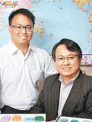 馮凱達（右）及兒子馮南健（左）「拍住上」，利用互聯網助公司產品走遍全球。