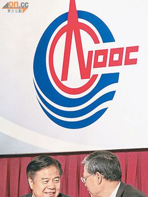 王宜林（左）指公司重視中國海域可燃冰的研究。（高嘉業攝）