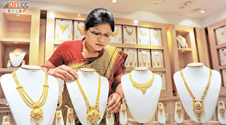印度人一向熱愛購買黃金金飾。（資料圖片）