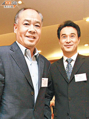 李寧執行主席李寧（左）指出，公司今年並無大規模關店的計劃。（潘國禮攝）