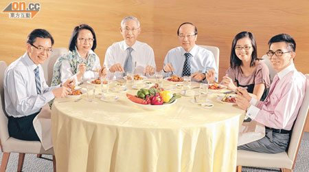 尹志田（右三）同公司嘅企業社會責任委員會成員，都話低碳午餐既清新又好味。
