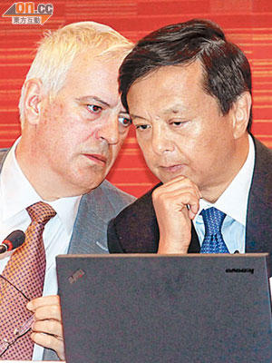 港交所李小加（右）承認，艾博賢（左）與他說計劃今年底退下來。