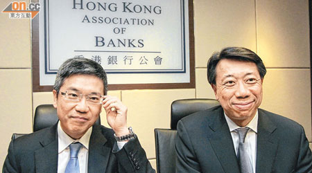 阮國恒（左）稱，今年首四個月香港銀行貸款的年率化增長，高於去年全年水平。右為洪丕正。（何天成攝）