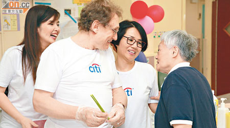 花旗林鈺華（右二）同義工們探訪復康中心，仲同一班老友記傾得好開心。