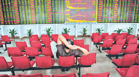 滬深股市昨日雙雙重挫。（中新社圖片）