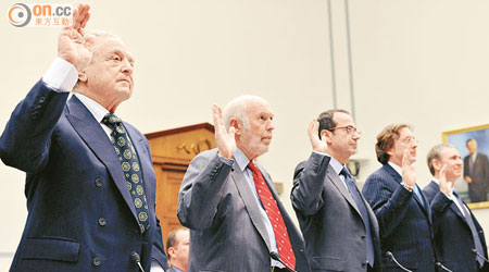 對沖基金界神級猛人（左起）索羅斯、西蒙斯、普爾遜、Philip Falcone和Ken Griffin，在國會聽證會上，難得「聚首一堂」。