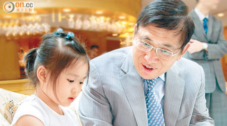 新地主席兼董事總經理郭炳聯（右）招呼一班病童同家長參觀新地總部，樂也融融。