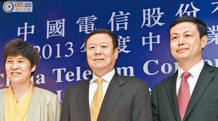 中國電信董事長王曉初（中）預計，今年將投入100億元人民幣建4G試驗網。（蔡綺琳攝）