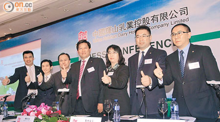輝山乳業楊凱（左四）指，若放寬一孩政策，有利公司拓展奶粉業務。（陸智豪攝）