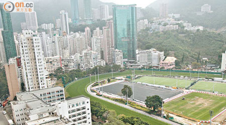 雲地利道有不少住宅單位享有全馬場景。圖為雲暉大廈外望景觀。