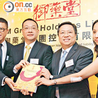 御藥堂陳恩德（左二）表示，有意將香港經營模式帶到台灣。（蔡綺琳攝）
