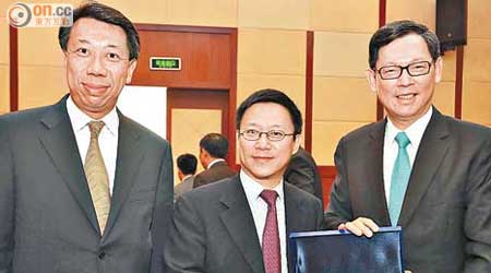 金管局陳德霖（右）稱，香港對自貿區的新監管模式經驗豐富。左起為銀公洪丕正及上海銀監局廖岷。