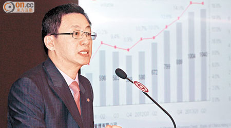 中銀香港資產管理行政總裁區景麟指人民幣匯價穩定，有助投資者分散風險。（蔡綺琳攝）