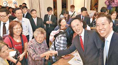 信置執行董事黃永光（右一）及該公司田兆源（右二）昨與觀月‧樺峯的90歲買家周老太合照。