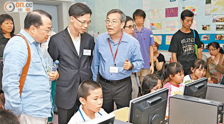 中銀送出二千台再生電腦畀基層家庭，李永逵（左一）仲親身參與示範活動。
