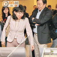 香港資源非執行董事許浩明（右）昨與太太現身囍滙第二期售樓處參觀，並表明睇好香港及樓市，會考慮入票認購。（潘國禮攝）