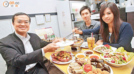 Jane（右）與阿健（中）今年八月取得三十萬元貸款，頂手經營一家泰國餐館。圖左為按證陳達強。（蔡綺琳攝）