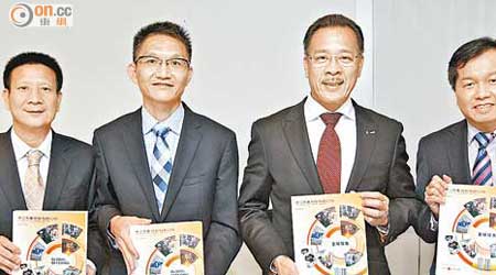 東江張芳華（右一）表示，公司期望毛利率維持約三成水平。右二為李沛良。（羅錦鴻攝）