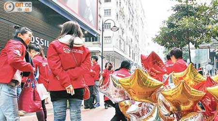 友邦香港一眾保險代理齊齊落中環唱聖誕歌、派曲奇，為港人提早賀聖誕。（潘國禮攝）