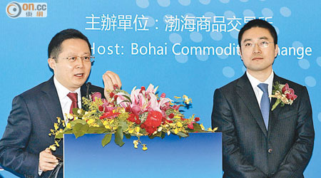 渤商所董事長閻東升（左）希望在港打造現貨商品交易「線上自貿區」。（梁鵬威攝）