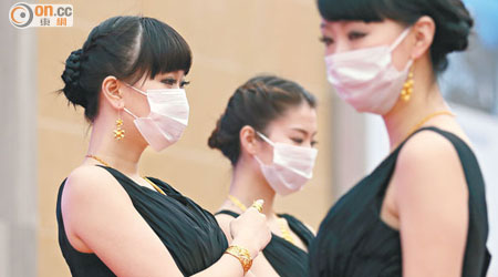 霧霾下空氣污染嚴重，平日妝容亮麗的模特兒也要戴上口罩工作。
