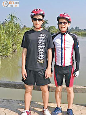 早前李錦（右）與大仔去柬埔寨踩單車，增進了父子之間的了解。