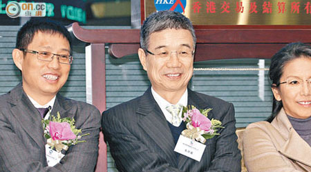 麗珠醫藥董事長朱保國（中）指，公司來港上市可開拓更多融資渠道。（蔡綺琳攝）