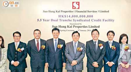 新地郭炳聯（左五）稱，集團致力維持售樓及租金收益平衡。