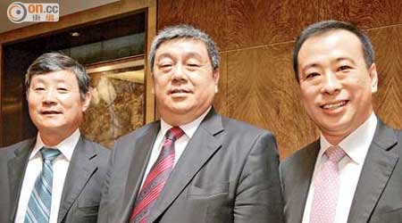 北泰董事總經理王中（左）稱，京西重工目前銷售以歐美為主，未來冀擴大內地銷售比例。中為徐凝，右為李少峰。（孫冰玉攝）