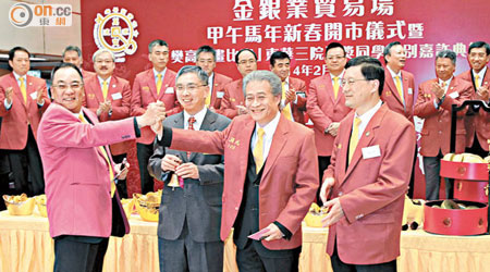 金貿場理事長張德熙（右二）與財庫局副局長劉怡翔（左二）共同主持黃金開市儀式。（陸智豪攝）