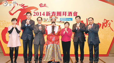 恒生副董事長兼行政總裁李慧敏（右三）同一眾高層向客戶拜年祝賀。