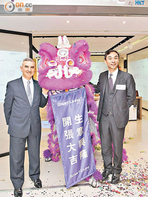 艾維朗（左）冀政府盡快處理CSL併購。右為香港電訊個人客戶業務董事總經理吳永豪。