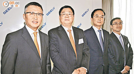 李東輝（右一）稱，汽車融資為未來盈利增長點。左二為行政總裁桂生悅。