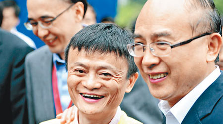 阿里馬雲（左）現身深圳IT領袖峰會，並大談創新感言。（中新社圖片）