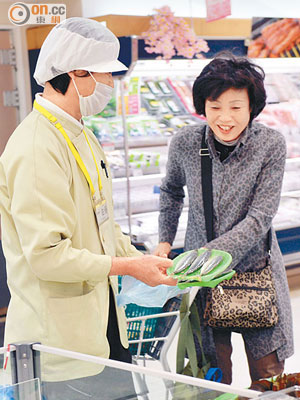 日本年底會決定是否調升銷售稅率至10%。（資料圖片）