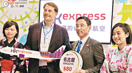 香港快運Andrew Cowen（左二）透露，公司月內將新增多個航點。