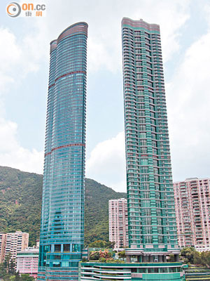 東半山曉廬（左）近期售出的高層戶，實用呎積逾2,700方呎。右為御峰。