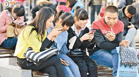 內地使用手機上網的網民大幅增加。（資料圖片）