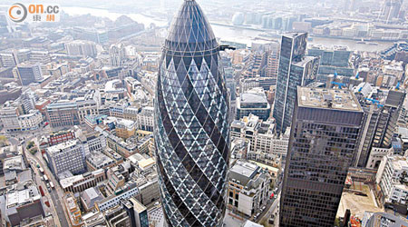 倫敦金融城地標「唇膏塔」依家正密鑼緊鼓放售，據聞有幾個財團都有興趣。