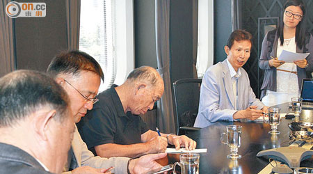 京華創業株式會社董事徐學林（右二）帶領多名日本投資者來港考察，並了解滬港通最新發展。（潘國禮攝）