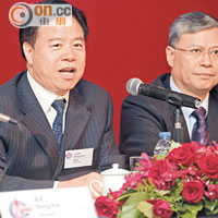 中海油董事長王宜林（左）表示，公司會就混合制改革進行探索。右為李凡榮。（袁志豪攝）