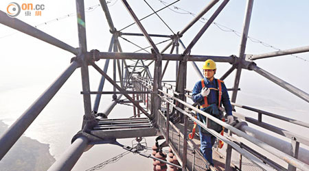 神華能源宣布調低電價。