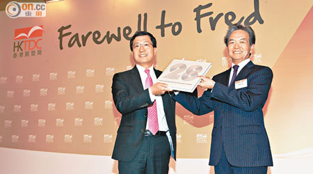 貿發局主席蘇澤光（右）送咗本圖片集畀林天福（左），記載佢多年工作嘅點滴。