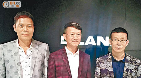 利郎副主席兼行政總裁王良星（左一）「身體力行」，穿上公司明年春夏新裝撐場。