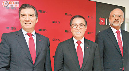 華僑銀行來港，星展集團主席佘林發（中）祝對方好運！左一為香港區CEO龐華毅。（梁耀榮攝）