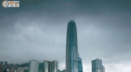 若香港不與內地保持融洽關係，恐失去國際金融中心的地位。