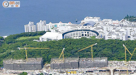 THE CLEARWATER BAY依山而建，位置鄰近香港科技大學。