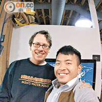 Eddie（右）走訪多家硅谷的科企學習經營之道，左為音樂社交平台Smule創辦人Jeff Simth。