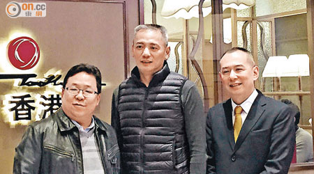 稻香第三家上海分店開業一個半月已錄得收支平衡。圖左為梁耀進，中為主席鍾偉平。